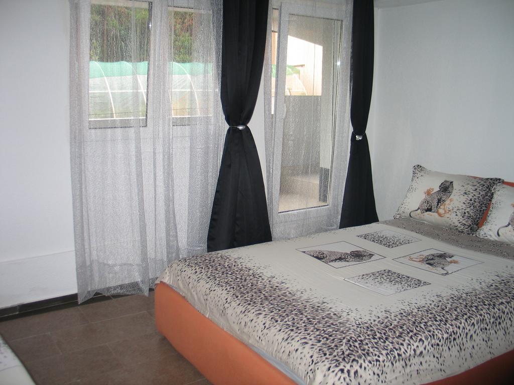 Guest House Dena Dobra Voda Esterno foto